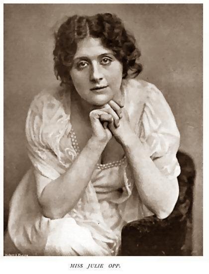 Porträt von Julie Opp